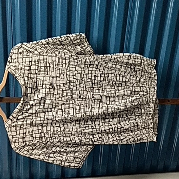 Rafael's Scoop neck elbow sleeve Top - Picture 5 of 5